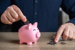 stellen Pennies im ein Schweinchen Bank. Ersparnisse und Investitionen. Sammlung von Spenden. Bank Kaution. erziehen Mittel zum Ihre Traum. reduzieren Kosten. speichern zum Ruhestand. ansammeln Geld. foto