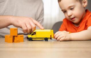 das Vater erzählt das Junge Wie bestellen Pakete sind geliefert. Zuhause Geschäft, Versand Aufträge. Logistik Industrie. Fracht Transport. letzte Meile Lieferung Dienstleistungen. Haus ziehen um. foto