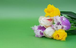 Strauß von bunt Frühling Tulpen mit Blumen zum Geschenk auf Grün Hintergrund. Urlaub. Mütter und International Damen Tag, Valentinstag Tag. Kopieren Raum foto
