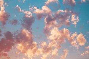 Licht Rosa Wolken auf Blau Himmel. romantisch Sonnenuntergang von Tag. Natur foto