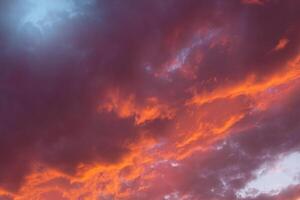 schön lila Blau Sonnenuntergang Himmel mit Kumulus Wolken. natürlich Hintergrund. Kopieren Raum foto
