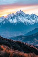 ai generiert Foto schön Landschaft von hoch felsig Berge bedeckt mit Schnee unter das atemberaubend Himmel, Sonnen von das Sonnenuntergang, minimalistisch Stil ai generiert