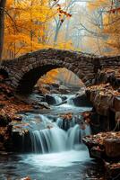 ai generiert heiter Bild erfasst malerisch Wasserfall fließend inmitten Felsen Terrain. ein alt Stein Brücke, verwittert noch robust, Bögen anmutig Über das Kaskadierung Wasser ai generiert foto