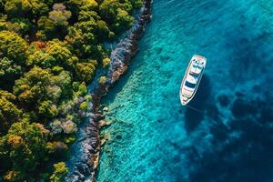 ai generiert Antenne Drohne Aussicht oben Nieder Ultra breit Foto von Luxus Yacht verankert im tropisch exotisch Insel Bucht mit Kristall klar Türkis ai generiert