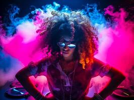 ai generiert jung Frau dj mit Sonnenbrille Rauch und Kopfhörer spielen Musik. Nachtleben Konzept. ai generiert foto