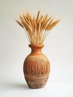 ai generiert Bild Eigenschaften Vase mit Weizen Stiele hervorstehend von es ist Öffnung. das Vase ist zwei getönt, mit das Oberer, höher Teil Sein Feuerzeug Schatten von braun und das niedriger Teil dunkler ai generiert foto