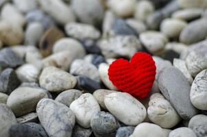 handgemacht häkeln stricken rot Herz gestalten auf Stein Hintergrund. Valentinsgrüße Tag Konzept. Kopieren Raum foto