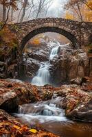 ai generiert heiter Bild erfasst malerisch Wasserfall fließend inmitten Felsen Terrain. ein alt Stein Brücke, verwittert noch robust, Bögen anmutig Über das Kaskadierung Wasser ai generiert foto