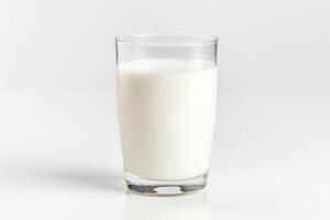 ai generiert Nahansicht von Milch Glas auf Weiß Hintergrund. foto