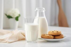 Frühstück Milch serviert auf Weiß Küche Tisch. foto