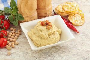 natürlicher Bio-Kichererbsen-Hummus mit Olivenöl foto