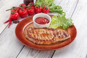 gegrilltes Schweinesteak mit Ketchup foto