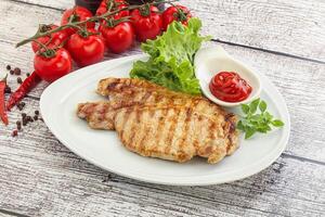 gegrilltes Schweinesteak mit Ketchup foto