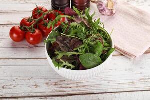 mischen Salat im das Schüssel foto