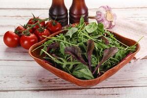 mischen Salat im das Schüssel foto