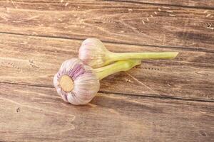 zwei jung Knoblauch Über Hintergrund foto