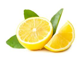 Vorderseite Aussicht von frisch Gelb Zitrone Obst im Hälfte und Scheibe und Blatt isoliert auf Weiß Hintergrund mit Ausschnitt Pfad foto