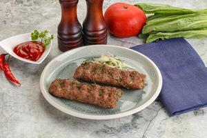 Kebab mit Rindfleisch serviert Zwiebel foto