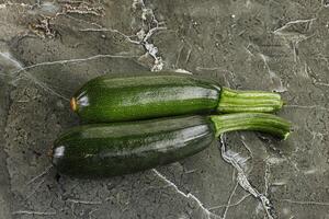 geschnitten roh jung Grün Zucchini foto