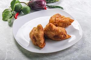 indisch Küche - - Fritten knusprig Samosa foto