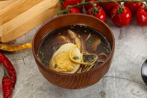 japanisch Miso Suppe mit Hähnchen foto