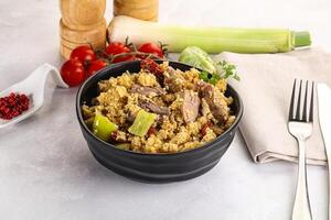 Bulgur mit Lamm und Gemüse foto