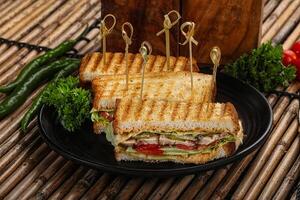 Verein Sandwich mit Hähnchen Käse und Salat foto