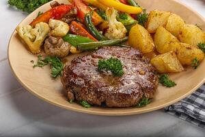 geröstet Rindfleisch Steak mit Kartoffel foto