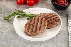 gegrillt zwei Rindfleisch Burger Schnitzel foto