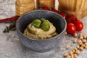 lecker Hummus mit Grün Oliven foto