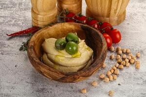 lecker Hummus mit Grün Oliven foto