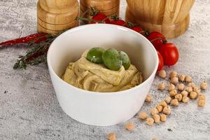 lecker Hummus mit Grün Oliven foto