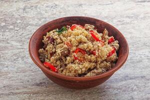 Arabisches Couscous mit Fleisch und Tomate foto