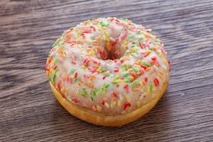 süßer glasierter Vanille-Donut mit Zuckerguss foto