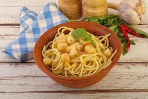 lecker Pasta mit Jakobsmuschel Meeresfrüchte foto