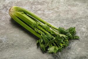 vegan Küche - - Sellerie Stängel mit Blatt foto