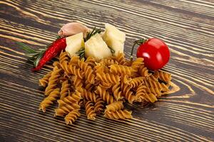 roh ganze Korn Pasta Fusilli foto