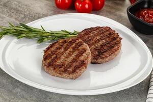 gegrillt zwei Rindfleisch Burger Schnitzel foto