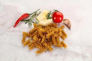 roh ganze Korn Pasta Fusilli foto