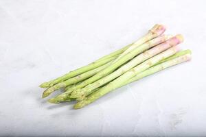 roh Grün ungekocht Spargel sprießen foto