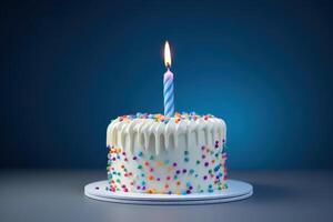 bunt Geburtstag Kuchen mit tropfen Glasur und Kerze foto