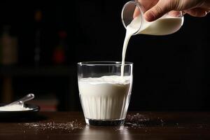 ai generiert Milch gegossen in Glas auf Tisch. foto