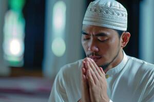 ai generiert religiös asiatisch Muslim Mann beten foto