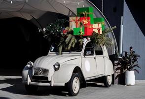 Minsk, Weißrussland, Januar 19, 2024 - - alt Citroen mit Weihnachten Baum foto