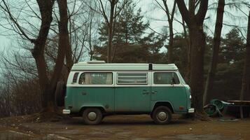 ai generiert Wohnmobil van Freiheit, Erfassung ein Wohnmobil van geparkt durch das Strand oder im ein szenisch Standort, Hintergrund Bild generativ ai foto