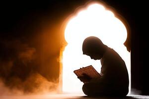 ai generiert Moslem Silhouette lesen das edel Koran beten zum Allah Innerhalb das Moschee beim Nacht foto