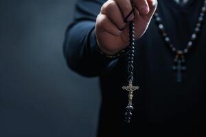 ai generiert Hand von Christian beten zu Gott mit Kreuz Rosenkranz Brot foto