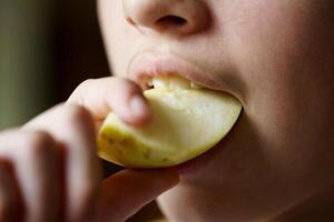 Ernte unkenntlich jung Mädchen beißen frisch saftig Apfel Stück foto
