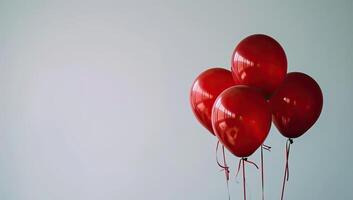 ai generiert rot Luftballons auf grau Hintergrund. Valentinsgrüße Tag Konzept. Kopieren Raum. foto