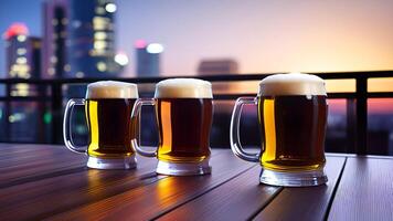 ai generiert Glas Bier Becher auf Tabelle Dach Himmel Bar - - ai generiert foto